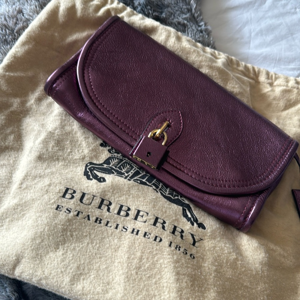 Burberry Metallic Juniper Clutch Auth